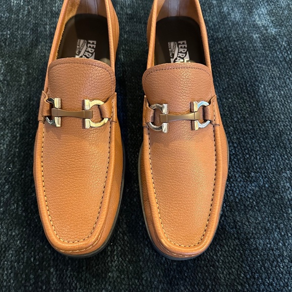 Salvatore Ferragamo Gancini Buckle Tan Loafer 9D, Almost New Condition - Picture 1 of 10